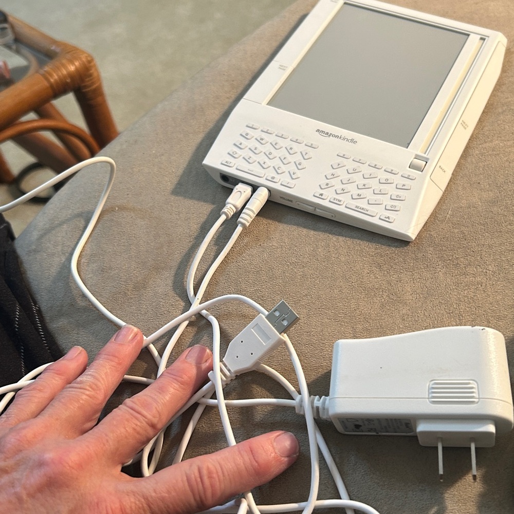 Amazon Kindle White E-Reader with QWERTY Keyboard - Picture 2 of 3